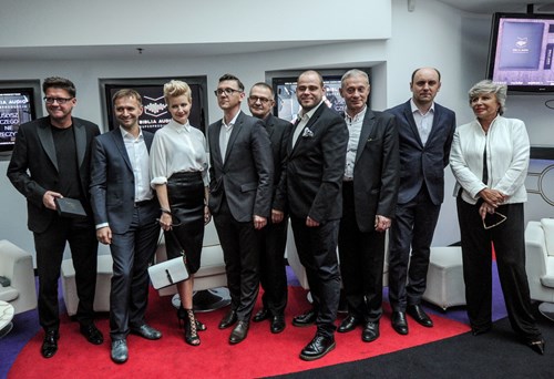 Reżyser i producent projektu, aktor Krzysztof Czeczot (4 z lewej), współtwórca projektu Maciej Budzich (4 z prawej) oraz aktorzy: Krystyna Janda, Małgorzata Kożuchowska, Adam Woronowicz, Wojciech Malajkat, Miłogost Reczek, Waldemar Barwiński, Wojciech Machnicki, podczas konferencji prasowej prezentującej słuchowisko "Biblia Auto Live". Fot. PAP/Marcin Obara