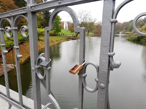 Kłódki na odrestaurowanym mostku